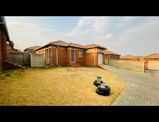 3 BEDROOM FREEHOLD FOR SALE IN THATCH HILL ESTATE